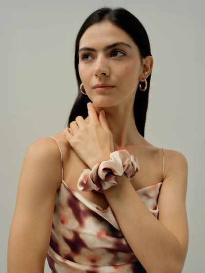 Elegantes Seiden-Scrunchie mit Liberty-Blumenmuster