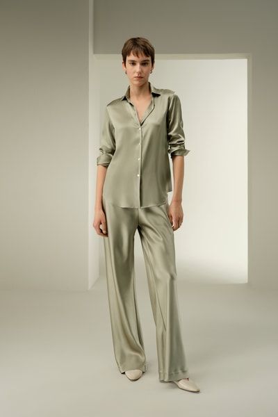 Zeitloses Seidencharmeuse-Hemd