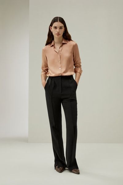 Minimalistische Seidenbluse mit Muschelknöpfen