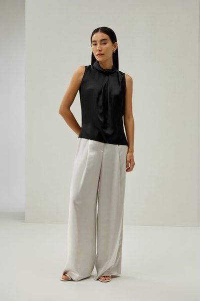 Asymmetrisches Seidentop mit Wasserfallausschnitt