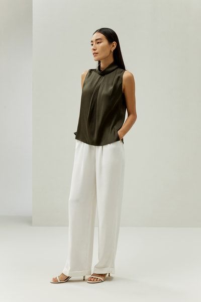 Asymmetrisches Seidentop mit Wasserfallausschnitt