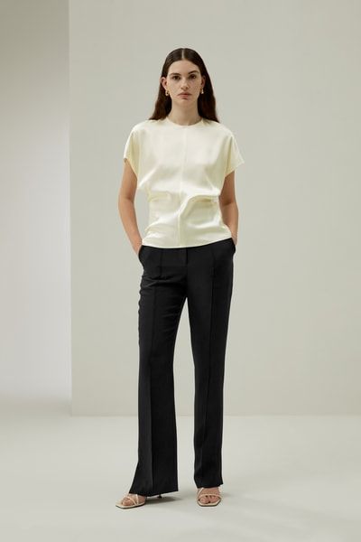 Elegantes Seidentop mit Fledermausärmeln