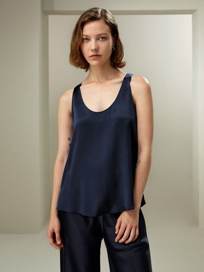 Elegantes Seidentop mit U-Ausschnitt