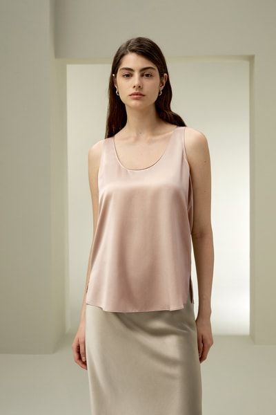 Elegantes Seidentop mit U-Ausschnitt