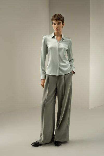 Schmale Seidenbluse mit verdeckter Knopfleiste