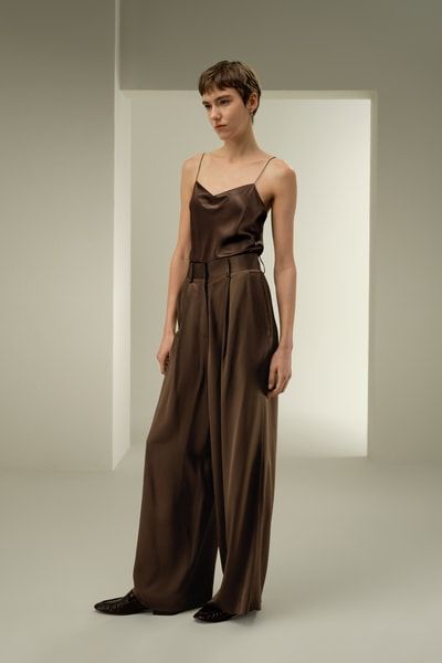 Minimalistisches Seiden-Cami mit Wasserfallausschnitt