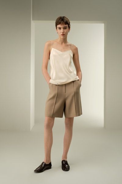 Minimalistisches Seiden-Cami mit Wasserfallausschnitt