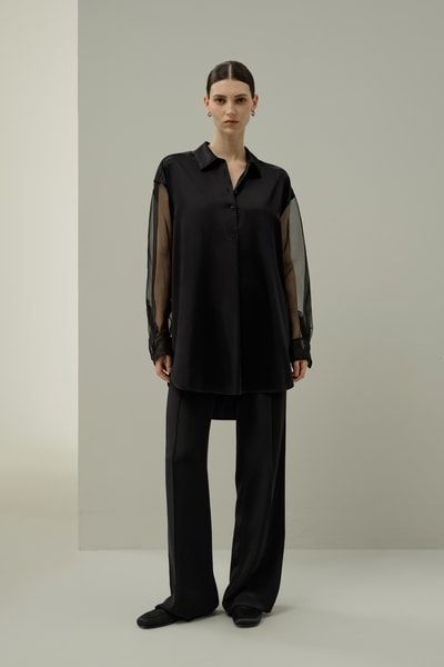Oversized Seidenbluse mit Organza-Ärmeln