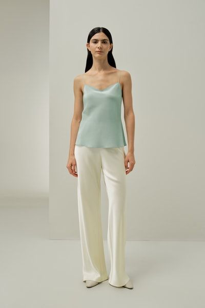 Minimalistisches Seiden-Camisole mit Wasserfallausschnitt