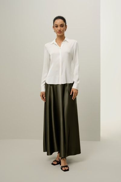 Elegantes satiniertes Seidenhemd mit Knöpfen