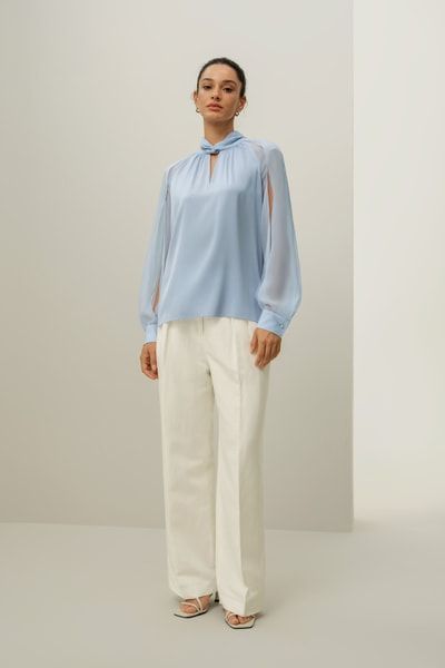 Seidenbluse mit gedrehtem Stehkragen