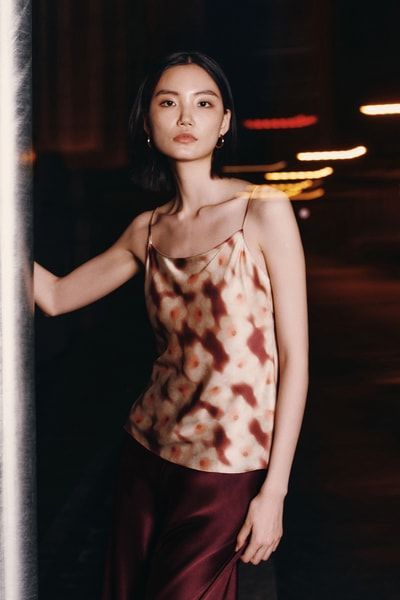 Elegantes Seiden-Camisole mit Narzissen-Print