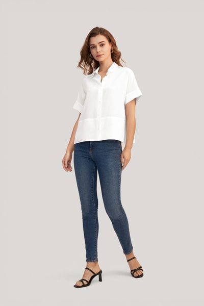 Minimalistische Seidenbluse mit Kurzarm