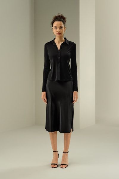 Elegantes körpernahes Seidenjersey-Hemd