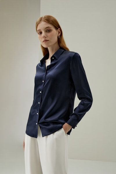 Klassische Seidenbluse mit Perlenknöpfen