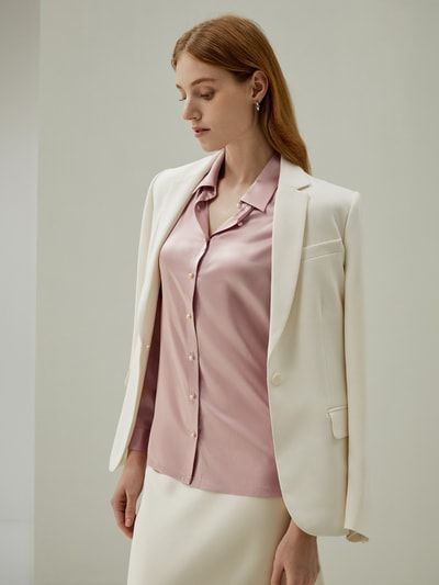 Klassische Seidenbluse mit Perlenknöpfen