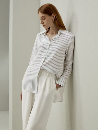 Minimalistisches Seidenhemd mit Nadelstreifen