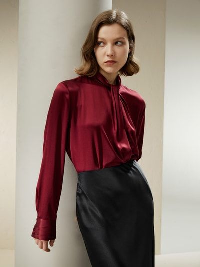 Asymmetrische Satinbluse mit Falten