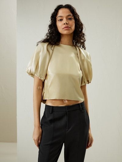Elegantes Seidenoberteil mit Puffärmeln
