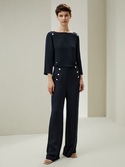 Elegantes Seidentop mit U-Boot-Ausschnitt