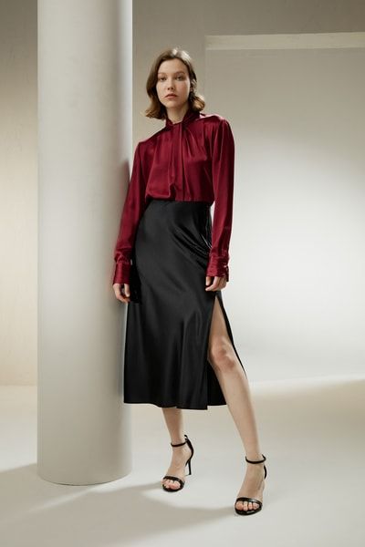 Asymmetrische Satinbluse mit Falten