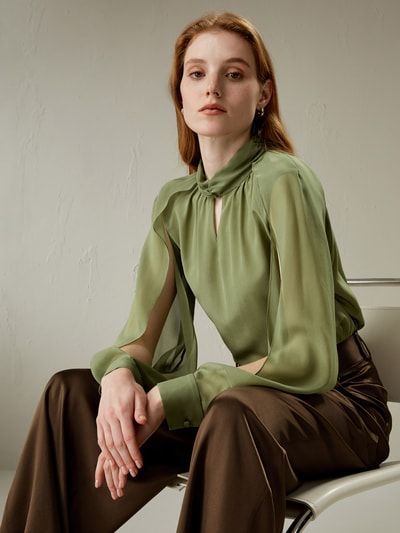Seidenbluse mit geschlitzten Laternenärmeln