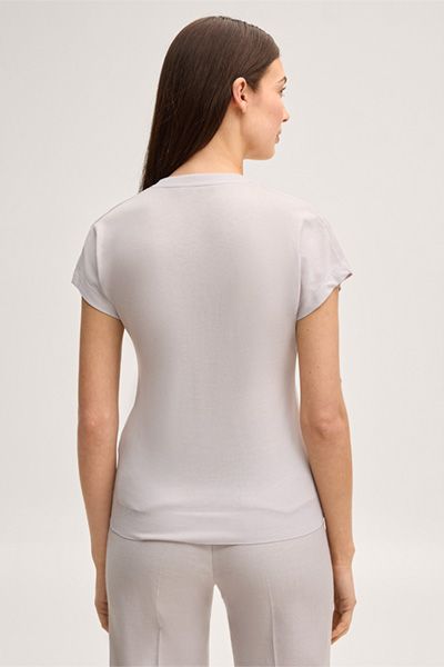 Minimalistisches Top mit V-Ausschnitt