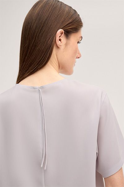 Minimalistische Kurzarm-Bluse aus Crepe