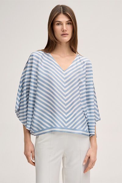 Eleganter Seidenponcho mit Fischgrätstreifen