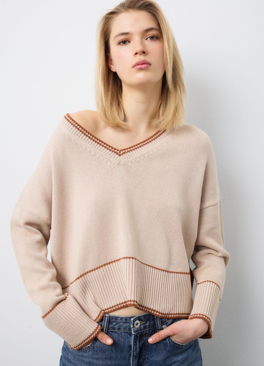 Minimalistischer Strickpullover mit V-Ausschnitt