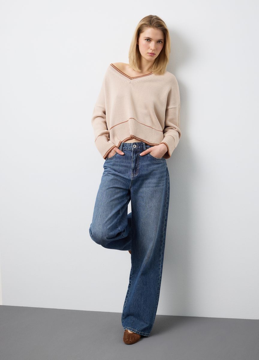 Minimalistischer Strickpullover mit V-Ausschnitt