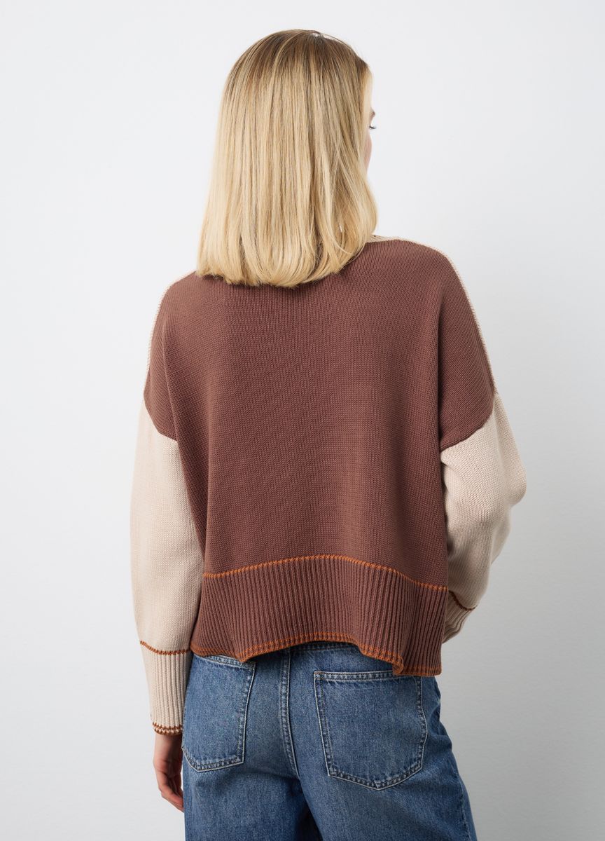 Minimalistischer Strickpullover mit V-Ausschnitt