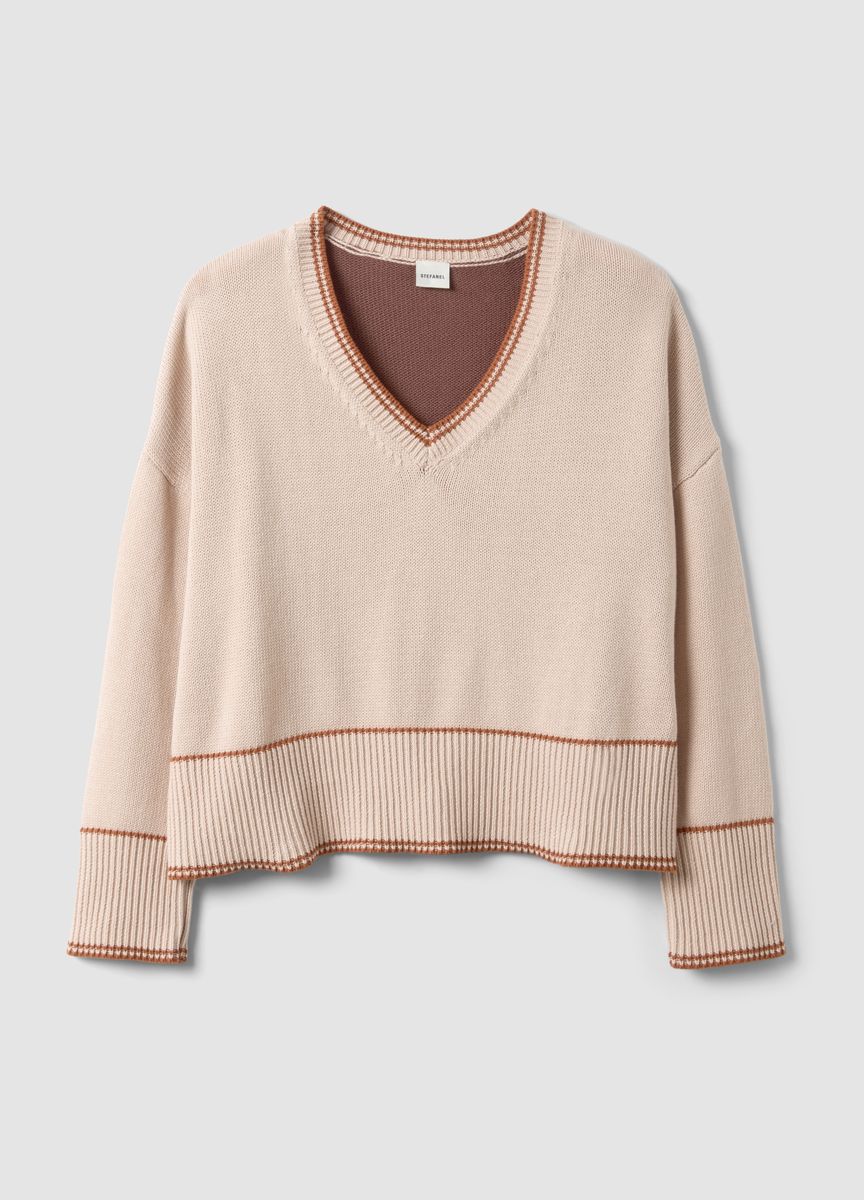 Minimalistischer Strickpullover mit V-Ausschnitt