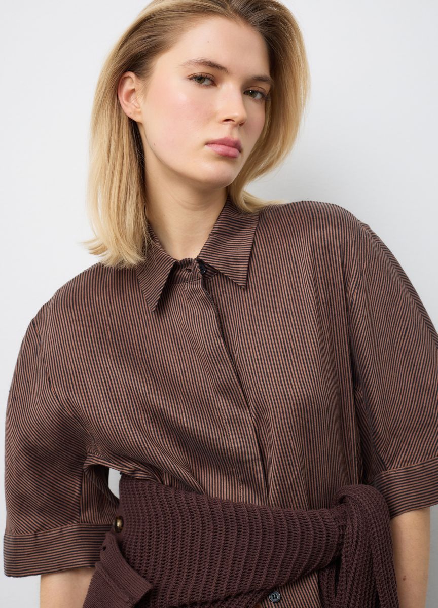 Minimalistischer Strickpullover mit V-Ausschnitt