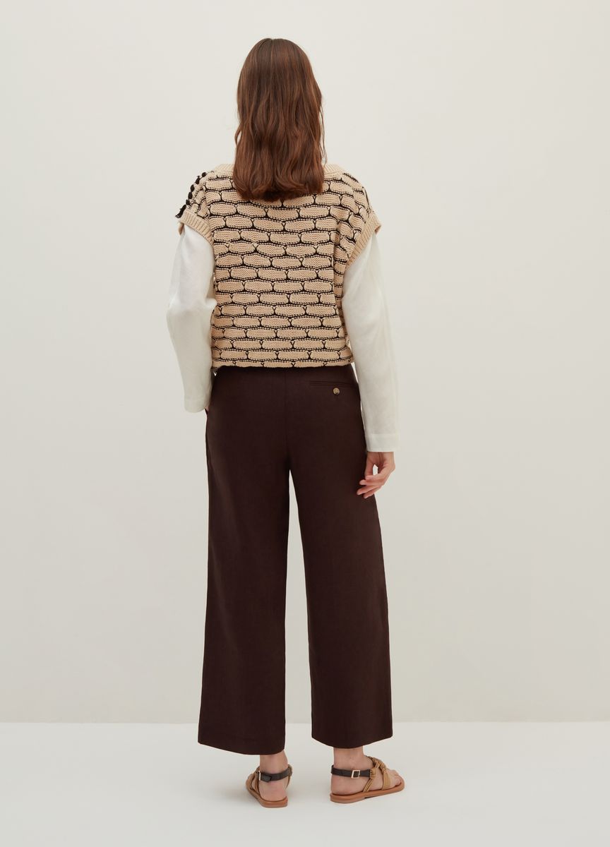 Minimalistischer Strickpullover mit V-Ausschnitt