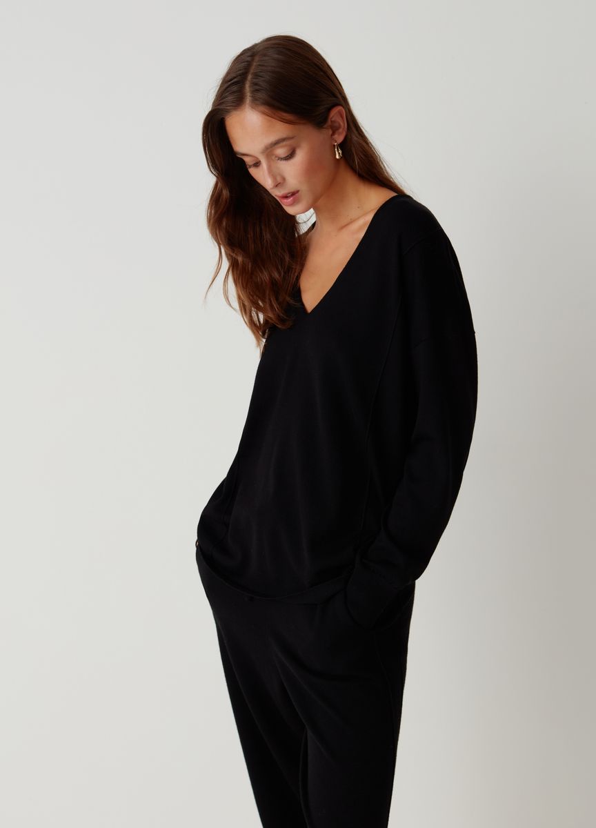 Minimalistischer Strickpullover mit V-Ausschnitt
