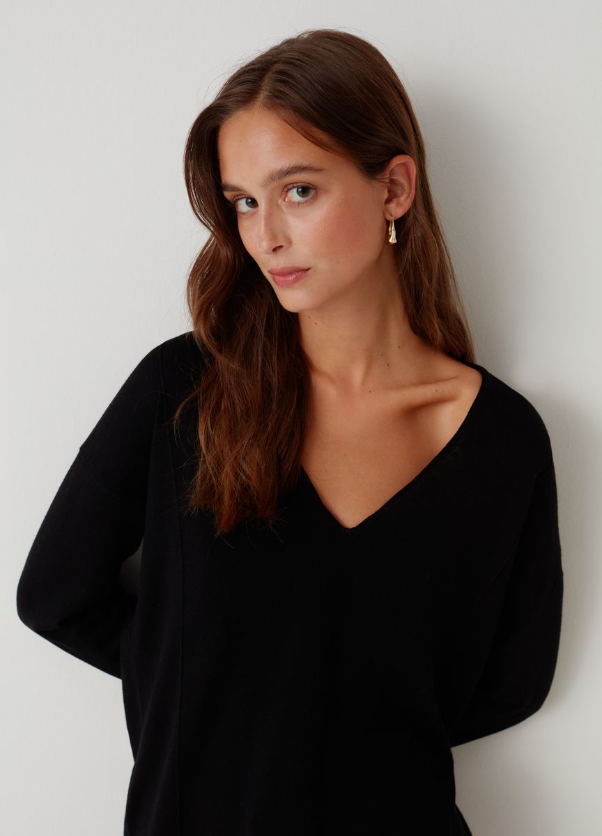Minimalistischer Strickpullover mit V-Ausschnitt