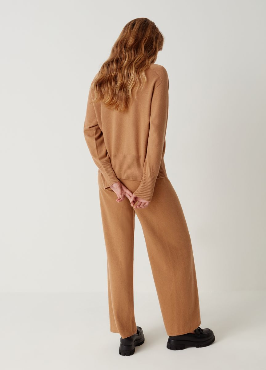 Strickhose mit weitem Bein und Nähten