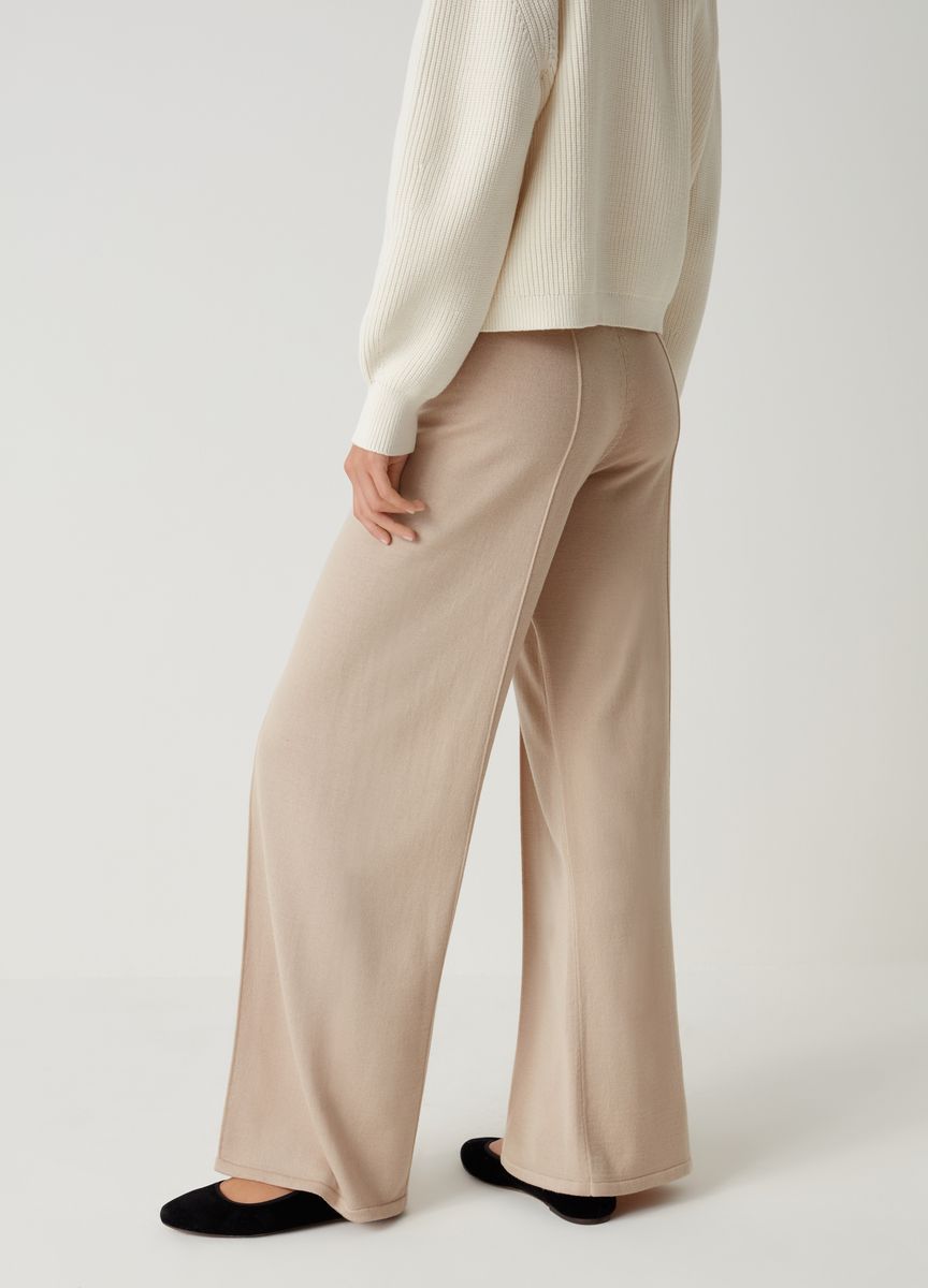 Strickhose mit weitem Bein und Nähten