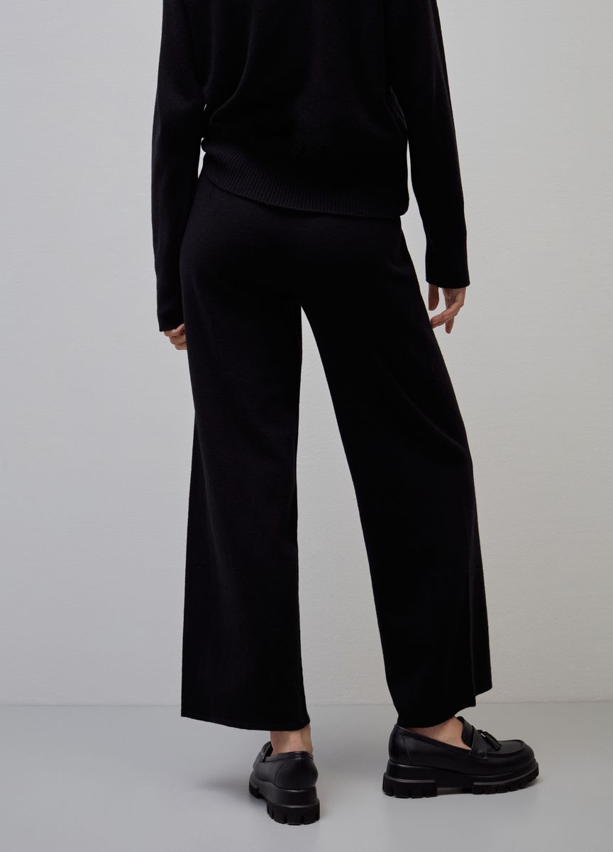 Strickhose mit weitem Bein und Nähten