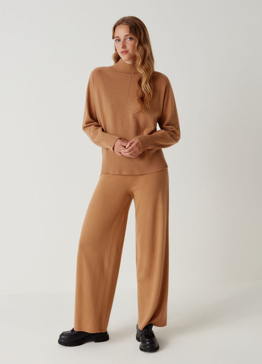 Strickhose mit weitem Bein und Nähten