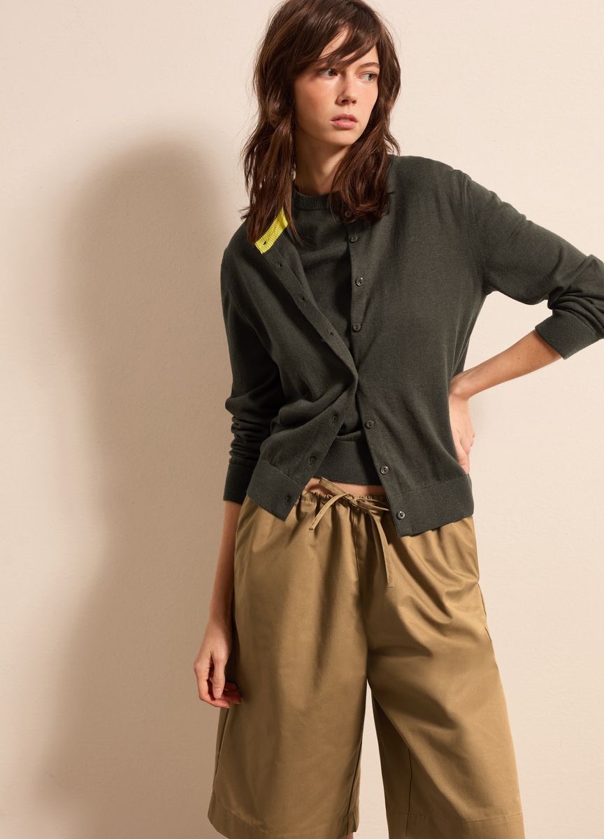 Kurzärmeliges Stricktop mit Stehkragen