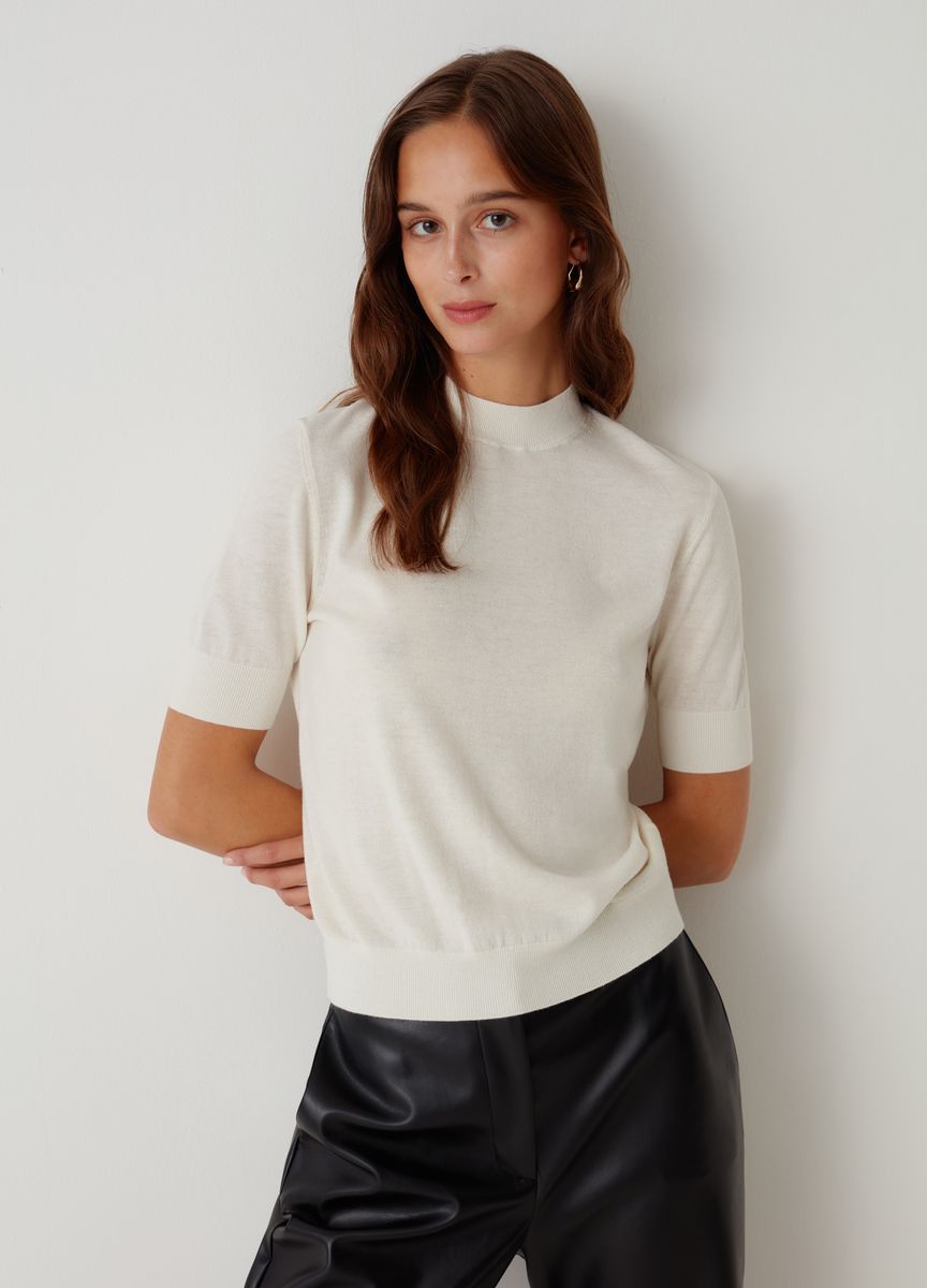 Kurzärmeliges Stricktop mit Stehkragen