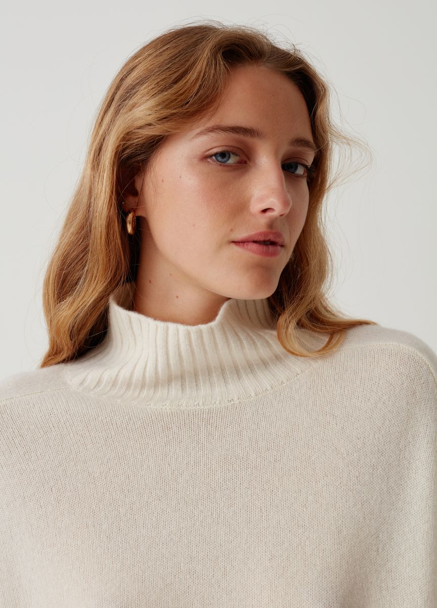 Kuscheliger Strickpullover mit Stehkragen