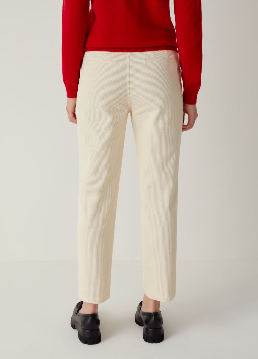 Schmalgerippte Cordhose mit Karottenschnitt