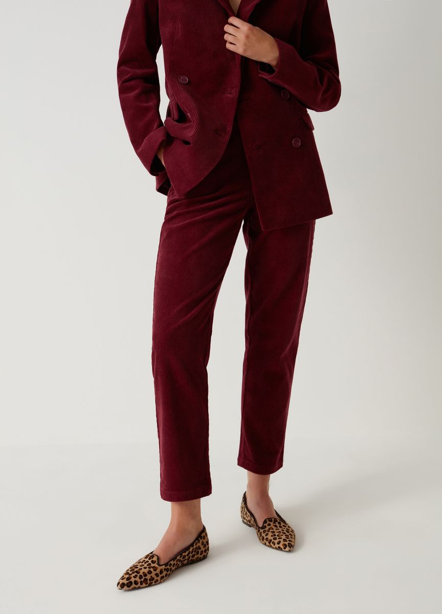 Schmalgerippte Cordhose mit Karottenschnitt
