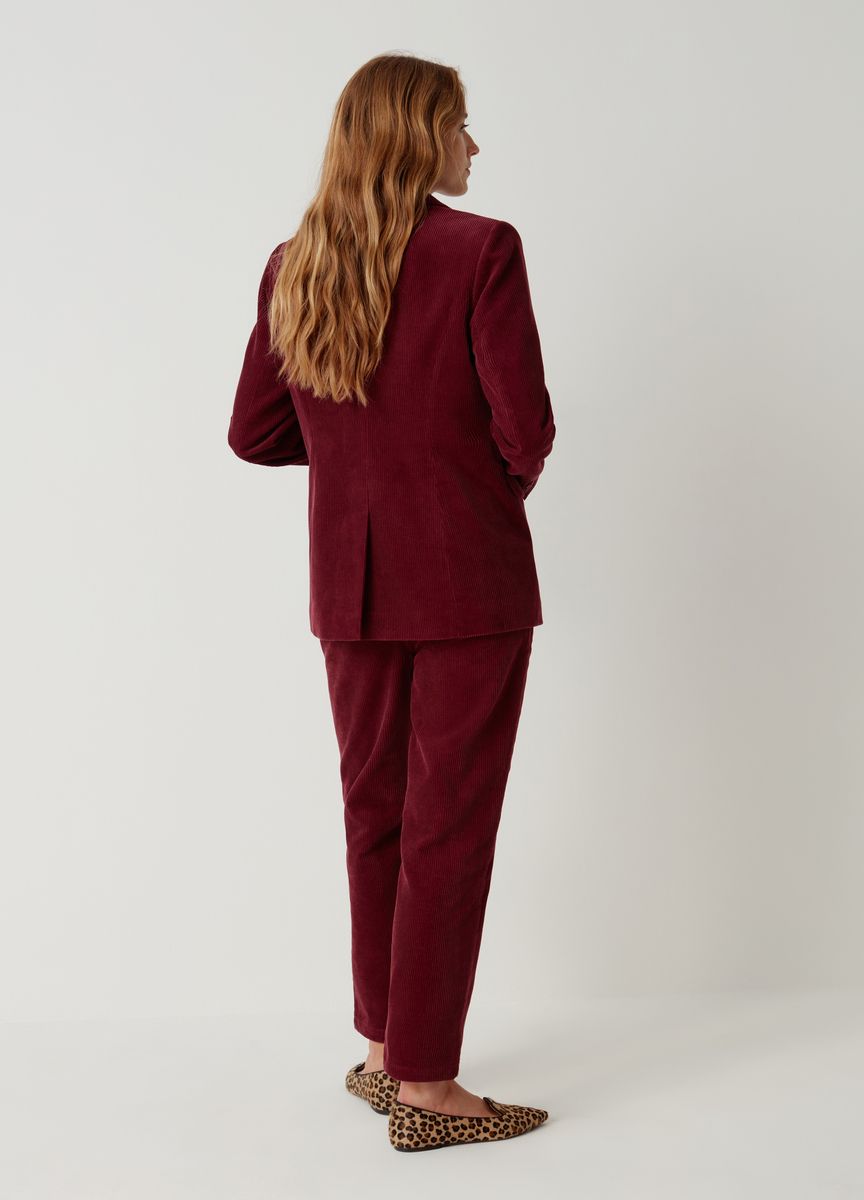 Schmalgerippte Cordhose mit Karottenschnitt