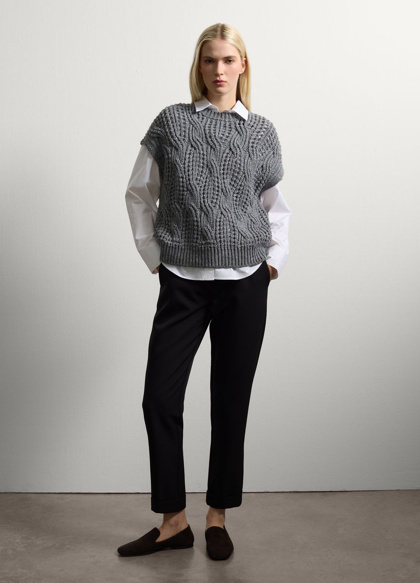 Asymmetrischer V-Ausschnitt-Strickpullover