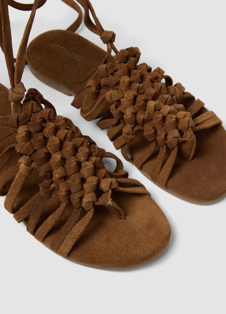 Schnürsandalen aus Wildleder mit Knüpfmuster