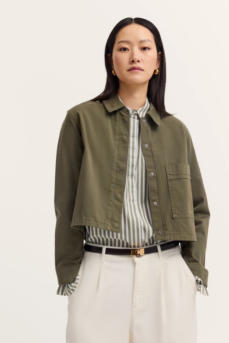 Kurze Jeansjacke mit verdeckter Knopfleiste